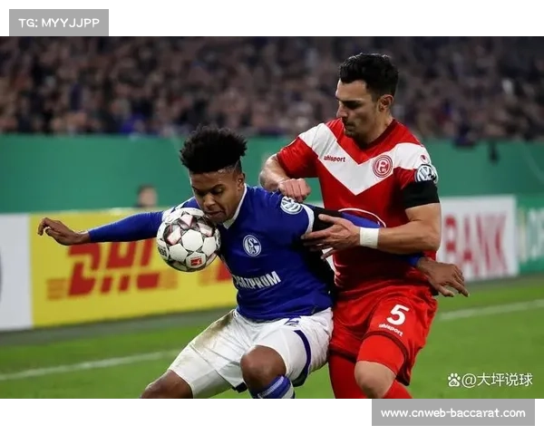 门兴vs柏林联合现场：雨战中双方欧战席位争夺白热化